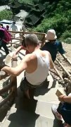搀扶前行励志句子_别人摔倒把他扶起来赞美的句